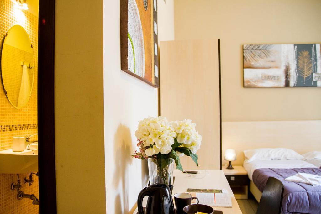 Quarto com 2 Camas de Solteiro e Banheiro